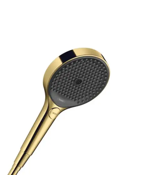 Handbrause mit runder Kopfplatte, goldfarbener Oberfläche und einem Schalter. Die Struktur ist mit kleinen Noppen versehen. Produkt von Hansgrohe.